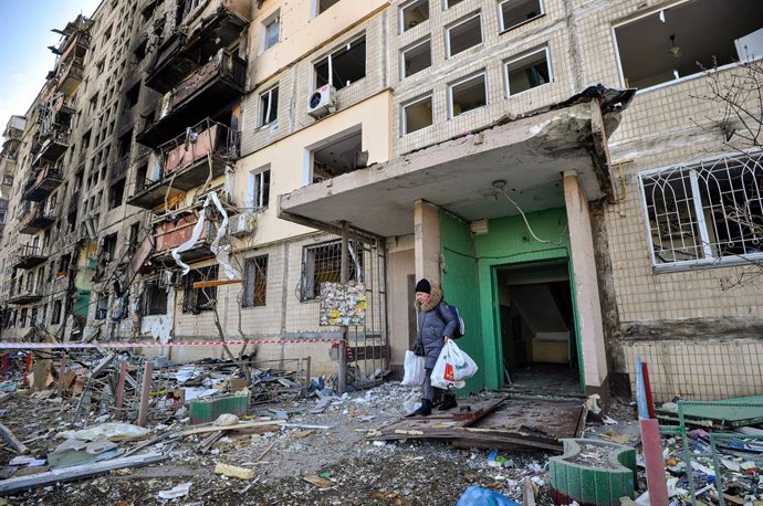 14 March 2022, Ukraine, Kiev: A woman leaves an apartment building that was shelled by the Russian army. Photo: Sergei Chuzavkov/SOPA Images via ZUMA Press Wire/dpa
