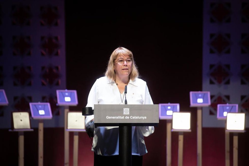 Archivo - La consellera de Cultura de la Generalitat, Natlia Garriga, interviene durante la entrega de la Creu de Sant Jordi en el Teatre Municipal Cooperativa, a 13 de diciembre de 2021, en Barcelona