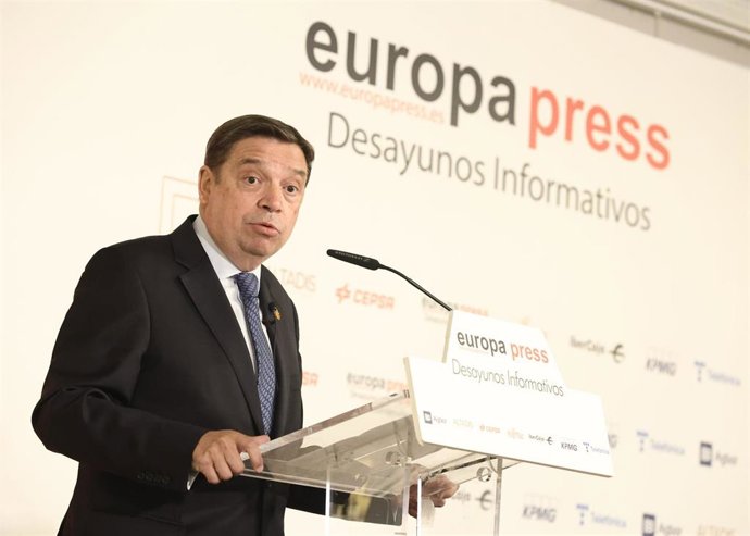 El ministro de Agricultura, Pesca y Alimentación, Luis Planas, interviene en un desayuno informativo de Europa Press, en el Hotel Villamagna, a 14 de marzo de 2022, en Madrid (España).