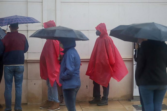 El paraguas y los impermeables han sido los protagonistas por las intensas lluvias caída en el día de hoy en la capital a 14 de marzo del 2022 en Málaga (Andalucía, España)