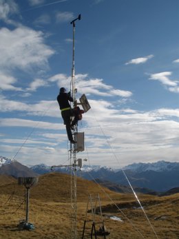 Archivo - Estación meteorológica en altura para medición de la velocidad del viento