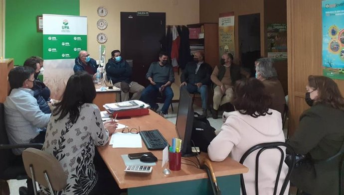 El secretario general de UPA Castilla-La Mancha, Julián Morcillo, la secretaria provincial de UPA Toledo, Elisa Fernández, y el secretario de Ganadería de UPA CLM, Julio Corrochano, se reúnen con ganaderos.