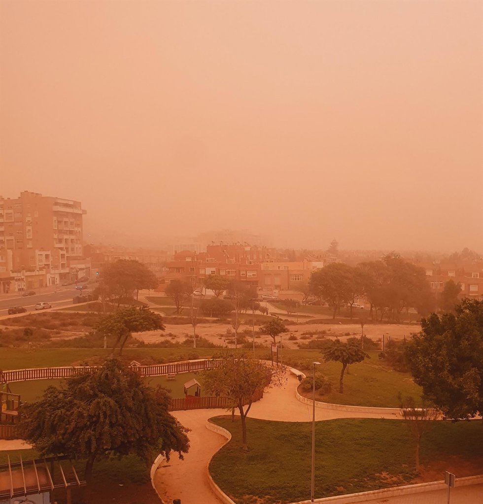 La calima tiñe de naranja la ciudad de Almería este martes