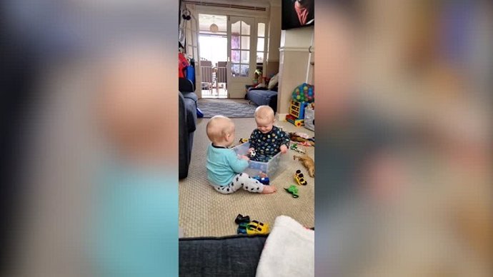 Dos bebés provocan el caos en casa