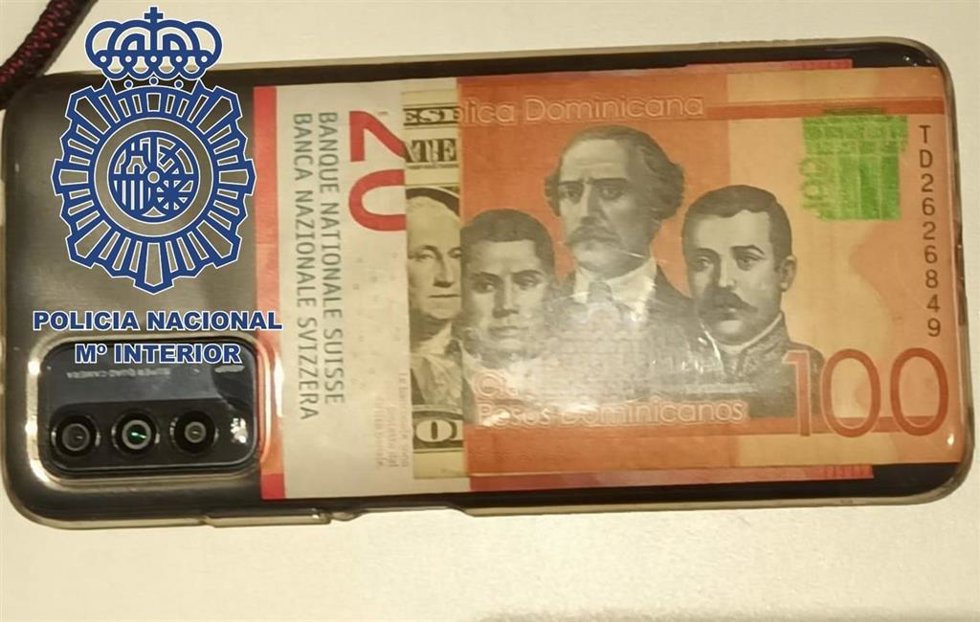 Teléfono intervenido a un detenido como presunto autor de dos homicidios en grado de tentativa, tras clavar una navaja a dos jóvenes en Vigo.