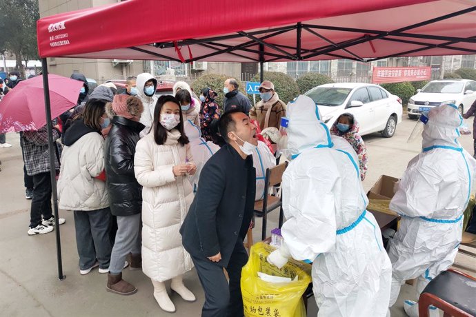 Archivo - 10 January 2022, China, Anyang: Residents of Huatong Century City Community line up for the Covid-19 test in the sealed area of Hua county, Anyang City. China records 157 new confirmed cases of the corona, 97 of which are local. Photo: Wang Zi