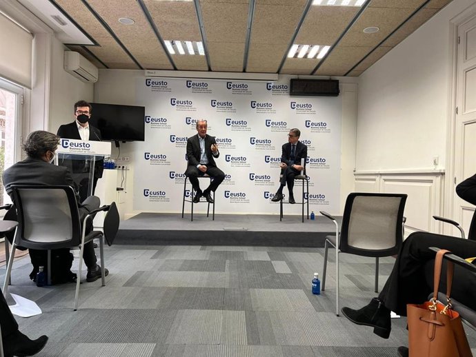 El director general de SAS Iberia, Christian Gardiner, y el secretario de Estado de Telecomunicaciones e Infraestructuras Digitales, Roberto Sánchez, en un díalogo organizado por Deusto Business School e ICADE Business School