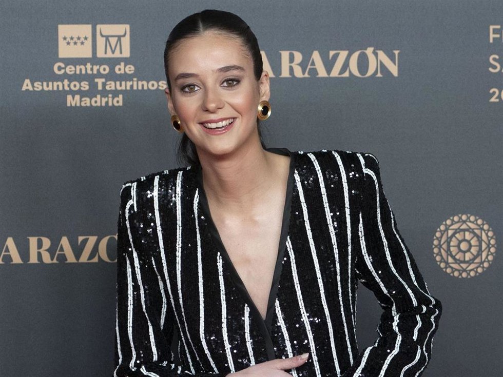 La hija de la infanta Elena de Borbón, Victoria Federica, posa a su llegada a la presentación de los carteles taurinos de la próxima Feria de San Isidro en la Plaza de toros de Las Ventas