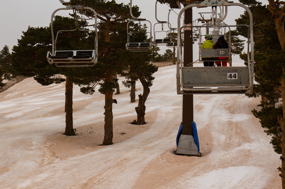 Telesilla de la Estación de Esquí de Navacerrada, a 16 de marzo de 2022, en Guadarrama, Madrid (España). 