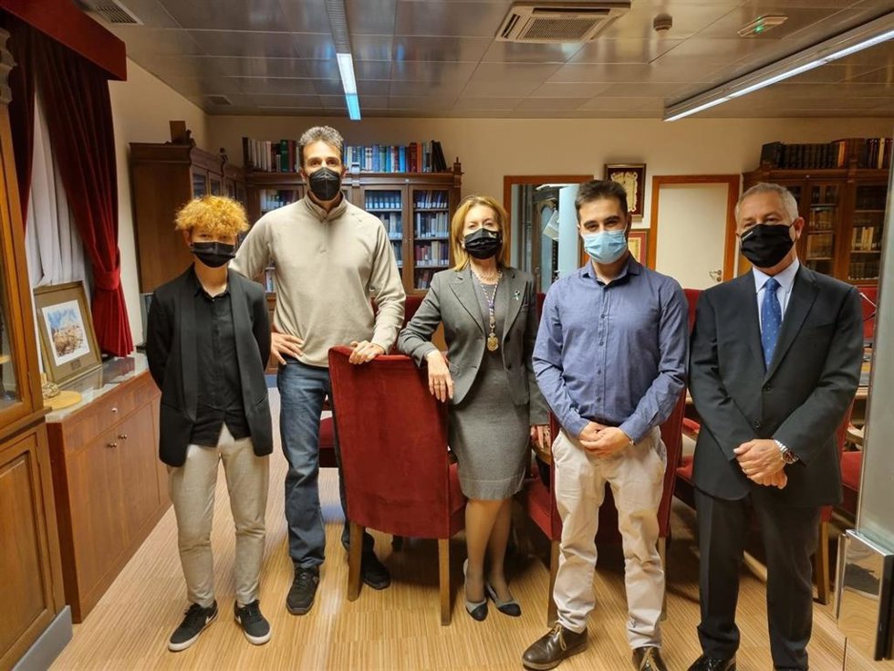 De izquierda a derecha: Alba Sánchez Romeo, accésit; Rubén Lucas García, primer premio; María Trinidad Herrero, presidenta de la Real Academia de Medicina y Cirugía de Murcia; César Toledo, doctor del Servicio de Psiquiatría de la Arrixaca y Carlos Fern
