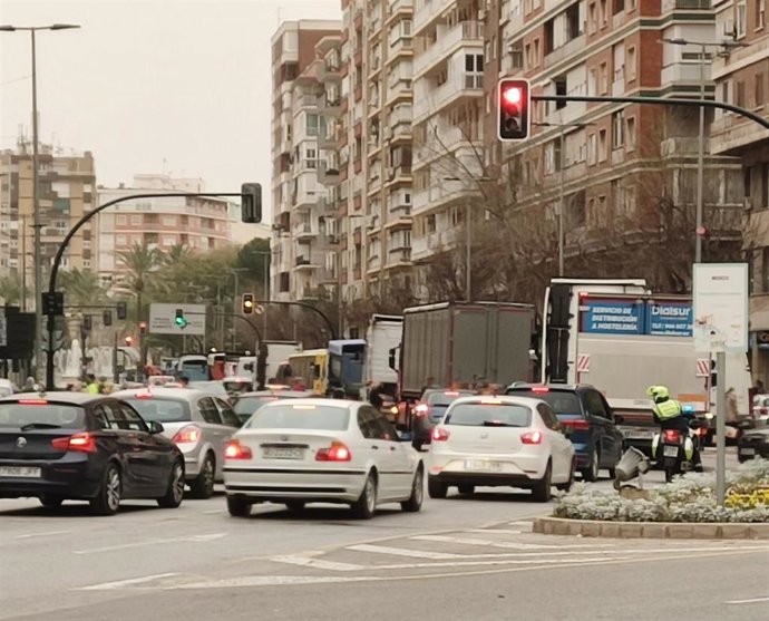 Medio centenar de camiones lleva la huelga del transporte al centro de la ciudad de Murcia