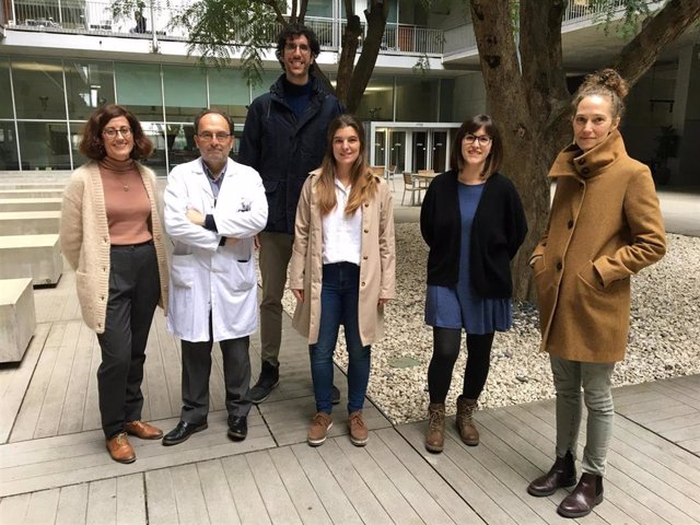 De izquierda a derecha: los investigadores Rosa Maria Vivanco, Jaume Roquer, Sergio Olmos, Uxue Lazcano, Carla Avellaneda y Cathryn Tonne.