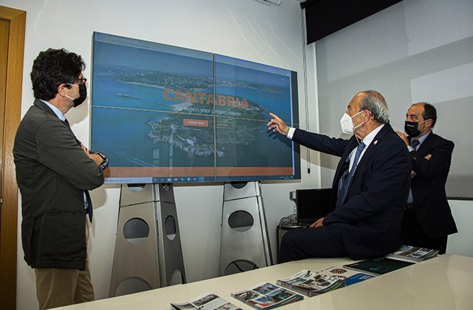 El consejero de Industria, Javier López Marcano (centro), y el director general de SODERCAN, Rafael Pérez Tezanos (dcha).