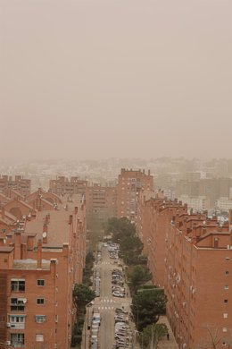 Calima desde el mirador del Cerrro del Tío Pío, a 15 de marzo de 2022, en Madrid (España). Madrid se ha despertado la mañana de hoy con un fenómeno meteorológico inusual generado por una elevada cantidad de polvo en suspensión proveniente del Sáhara. Un