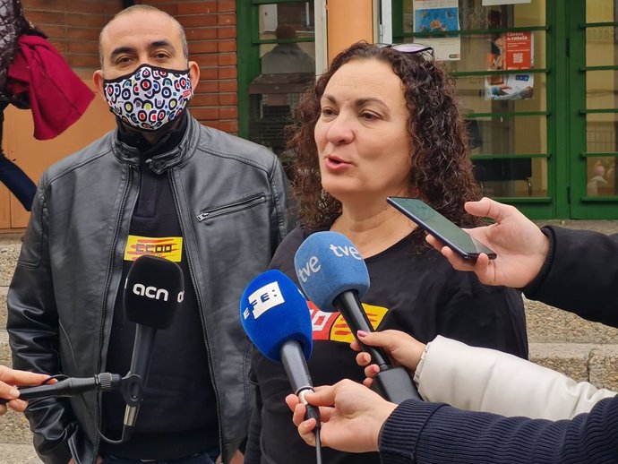 Javier Pacheco i Teresa Esperabé, de CCOO, en un piquet informatiu per la vaga educativa