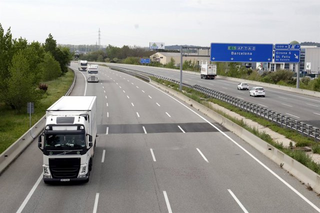 Un camió circula per una autopista