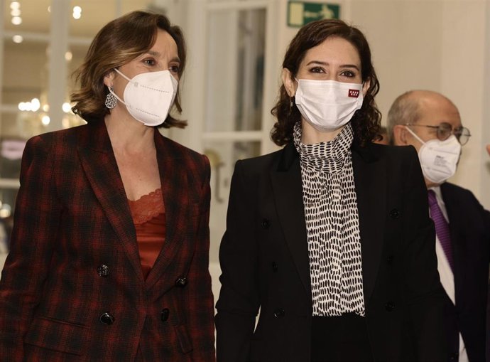 La portavoz del Grupo Parlamentario Popular en el Congreso de los Diputados, Cuca Gamarra (i), y la presidenta de la Comunidad de Madrid, Isabel Díaz Ayuso, a su llegada a un desayuno informativo del Fórum Europa, en el Hotel Mandarín Oriental Ritz, a 1
