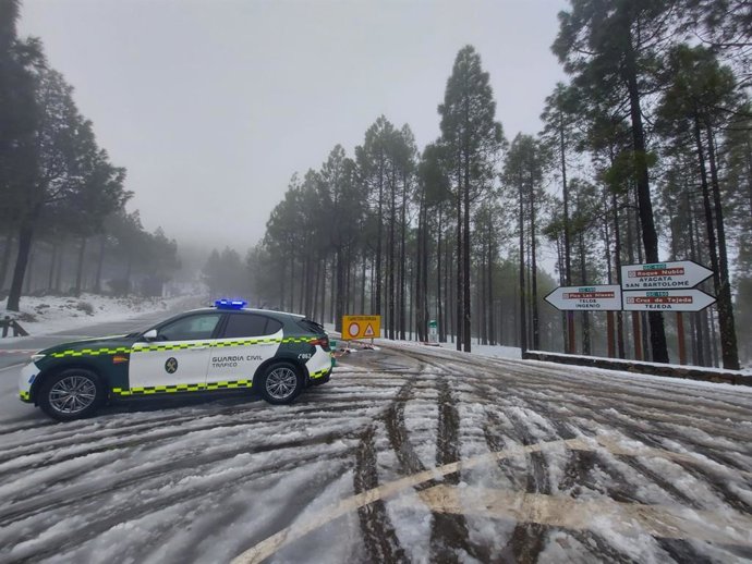 Coche de la Guardia Civil en la cumbre nevada de Gran Canaria