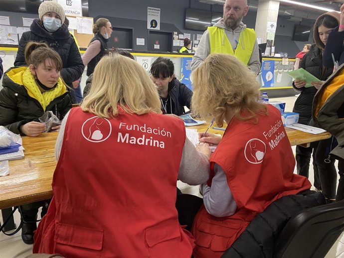Voluntarias de la fundación Madrina con familias refugiadas ucranianas.