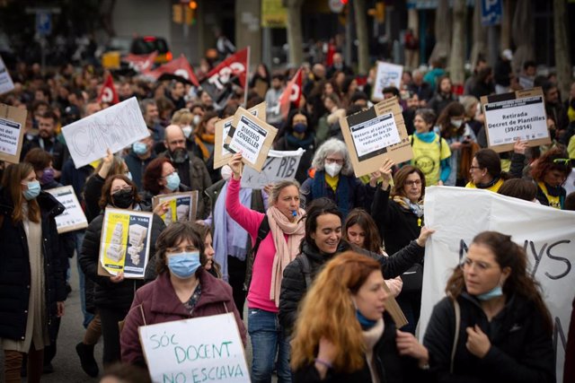Manifestantes sostienen pancartas y carteles en la manifestación durante el primer día de huelga educativa en Cataluña, a 15 de marzo de 2022, en Barcelona, Catalunya (España)