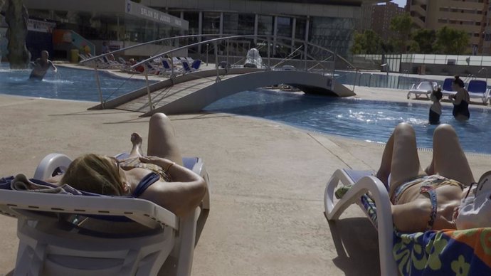 Turistas toman el sol en la piscina de un hotel de Benidorm (Alicante)