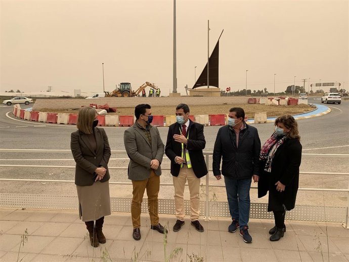 El consejero de Fomento e Infraestructuras, José Ramón Díez de Revenga, el alcalde de San Javier, José Miguel Luengo, y sus respectivos equipos durante la visita al inicio de las obras de reordenación del principal acceso a San Javier.