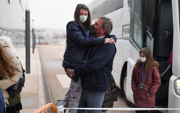 Varias personas procedentes de Ucrania a su llegada al Hospital Enfermera Isabel Zendal