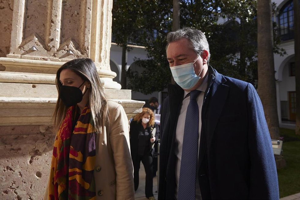 Archivo - El Senador, Juan Espadas, durante la Sesión Plenaria Extraordinaria el Parlamento de Andalucía, a 28 de enero de 2022 en Sevilla (Andalucía, España) (Foto de archivo).