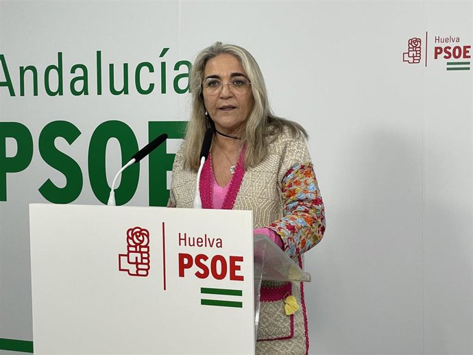 La senadora por Huelva y alcaldesa de Cartaya, Pepa González Bayo, en rueda de prensa.