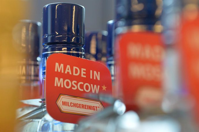 Archivo - FILED - 06 March 2014, Berlin: Signs reading "Made in Moscow" hang from bottles of vodka in a Russian supermarket in Berlin. Eight people have died in western Russia after being poisoned with adulterated alcohol, a familiar occurrence in rural