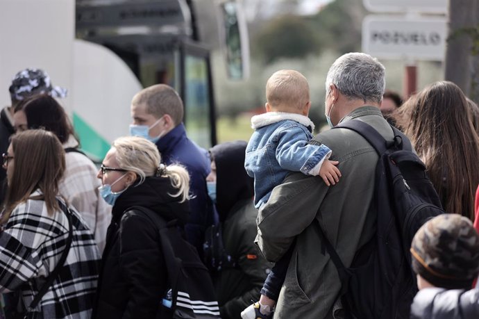 Varios refugiados a su llegada en autobús a un centro de acogida en  Pozuelo de Alarcón, a 11 de marzo de 2022, en Madrid (España). El centro de Pozuelo de Alarcón, es uno de los 3 centros de acogida de recepción que ha puesto en marcha el Gobierno espa