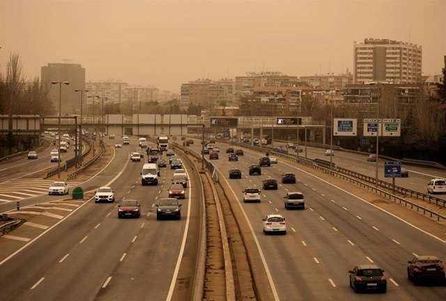 Calima en la M-30 a la altura de la Avenida de la Paz, a 15 de marzo de 2022, en Madrid (España). Madrid se ha despertado la mañana de hoy con un fenómeno meteorológico inusual generado por una elevada cantidad de polvo en suspensión proveniente del Sáhar
