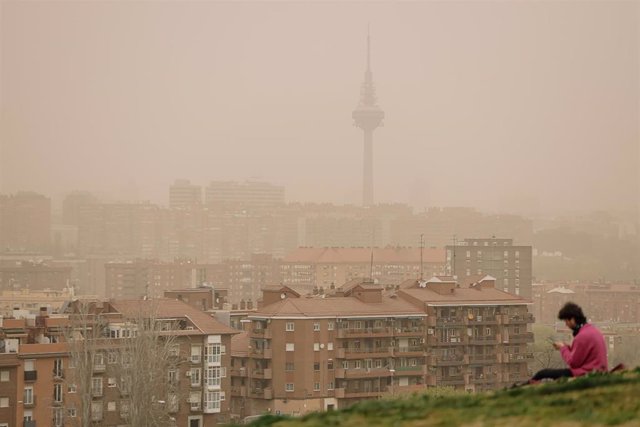 Una mujer observa la calima desde el mirador del Cerrro del Tío Pío, a 15 de marzo de 2022, en Madrid (España).