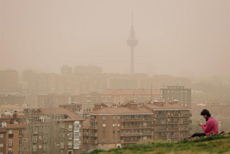Una mujer observa la calima desde el mirador del Cerrro del Tío Pío, a 15 de marzo de 2022, en Madrid (España).