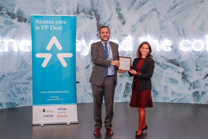 La directora del Área de Personas en Efficold, Esther Pérez, ha recibido una placa identificativa por parte del senior project manager de la Fundación Bertelsmann en Andalucía, Ignacio de Benito.