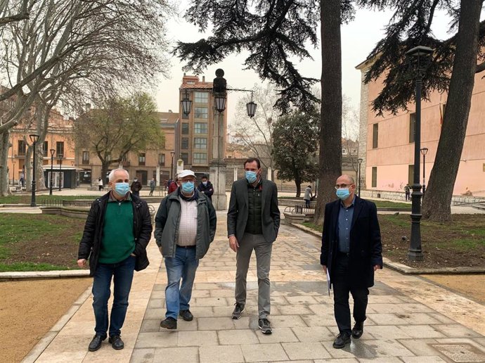 El alcalde de Valladolid, Óscar Puente (segundo por la derecha) visita la plaza de la Trinidad acompañado por el concejal de Movilidad y Espacio Urbano, Luis Vélez (derecha) y dos técnicos municipales.