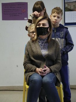 Una madre con sus tres hijos refugiados procedentes de Ucrania
