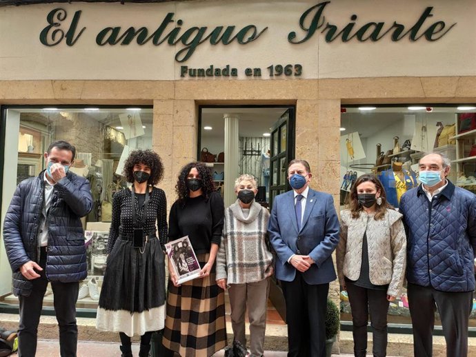 Campaña del 8M en comercios locales de Oviedo.