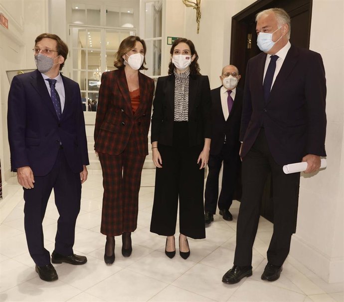 (I-D) El alcalde de Madrid, José Luis Martínez-Almeida; la portavoz del Grupo Parlamentario Popular en el Congreso de los Diputados, Cuca Gamarra; la presidenta de la Comunidad de Madrid, Isabel Díaz Ayuso; y el presidente del Comité Organizador del XX 