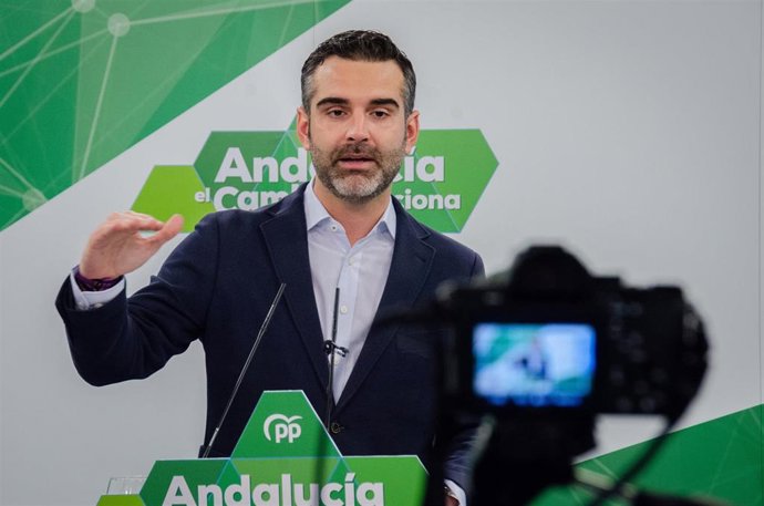 El portavoz del PP-A, Ramón Fernández-Pacheco, en rueda de prensa.