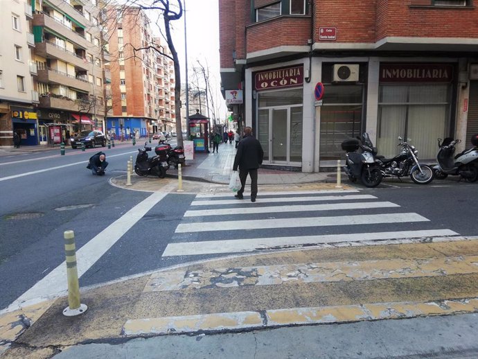 Archivo - El Ayuntamiento hará pasos elevados y ampliará aceras en Vara de Rey con Santa Isabel y Somosierra para más seguridad peatonal