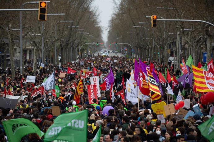 Manifestantes y miembros de los diferentes sindicatos sostienen banderas y pancartas en la manifestación durante el primer día de huelga educativa en Cataluña desde los Jardinets de Gracia, a 15 de marzo de 2022, en Barcelona