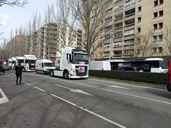 Caravana de camiones en Pamplona.