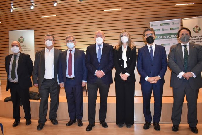 El secretasrio general de Agricultura y Alimentación, Fernando Miranda, (segundo por la derecha) en unas jornadas sobre la PAC en Valladolid.