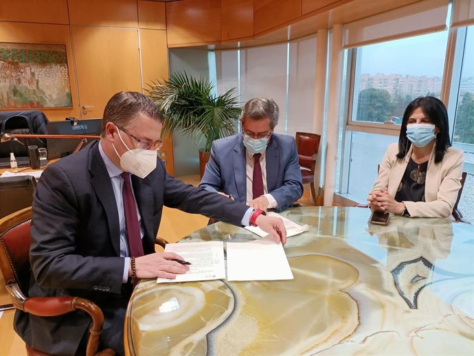 El presidente de la Diputación de Granada, José Entrena, el gerente de Productos y Servicios de Correos en el Área Sur (Andalucía, Ceuta y Melilla), Gregorio Morales, y la subdelegada de Gobierno en Granada, Inmaculada López Calahorro.