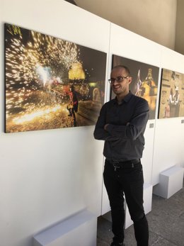 El fotógrafo José Vicente junto a algunas de sus imágenes en  'Invasión Escénica Monumental: Un Escenario Histórico'