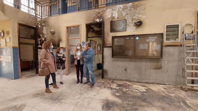 La delegada de la Junta visita los daños sufridos por un incendio en el IES Mediterráneo de Garrucha (Almería).
