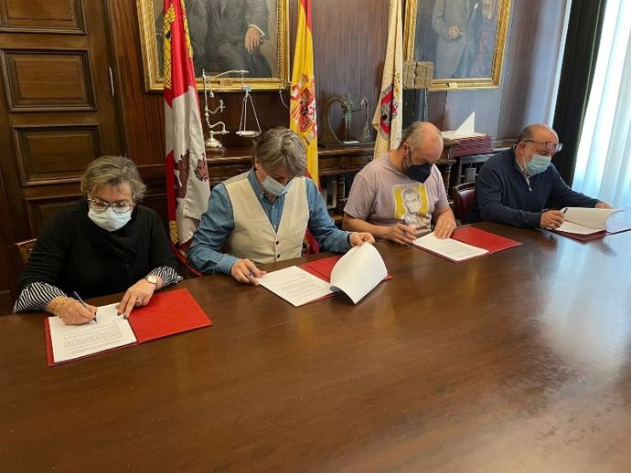Firma del convenio para asegurar la fosa de víctimas franquistas de Las Casas, en Soria.