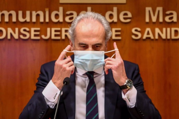 Archivo - El consejero de Sanidad de la Comunidad de Madrid, Enrique Ruiz Escudero se quita la mascarilla durante la rueda de prensa