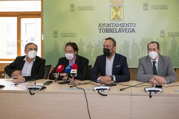 El Consejero De Obras Públicas, José Luis Gochicoa; El Alcalde De Torrelavega, Javier López Estrada; Y El Concejal De Obras, José Manuel Cruz Viadero, Informan Sobre El Proyecto Del MNG